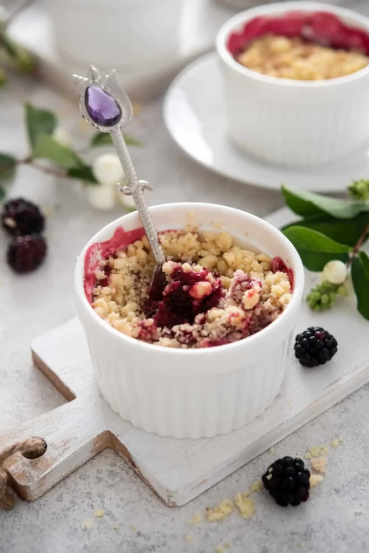 Crujiente de moras sin avena