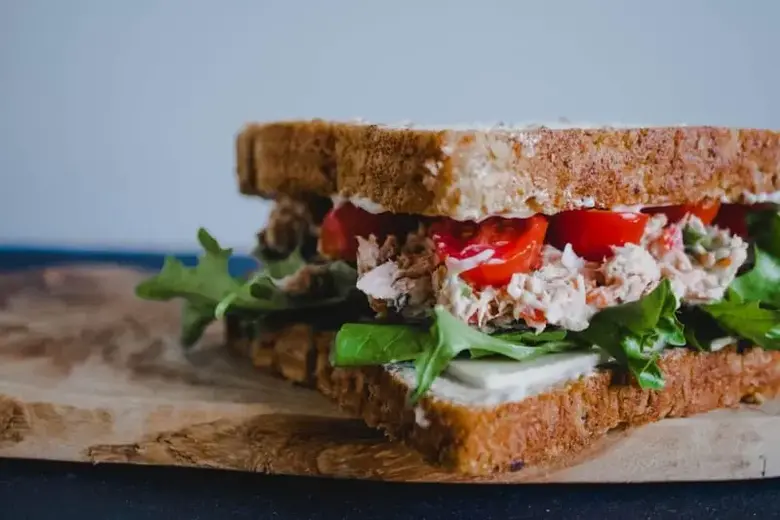 ¿Qué es lo que combina con los bocadillos de atún?