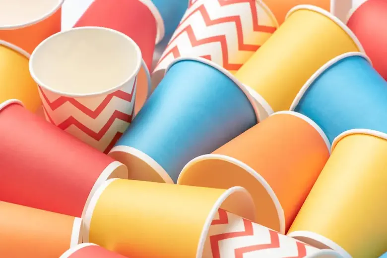 ¿Puedes poner en el microondas vasos de papel?