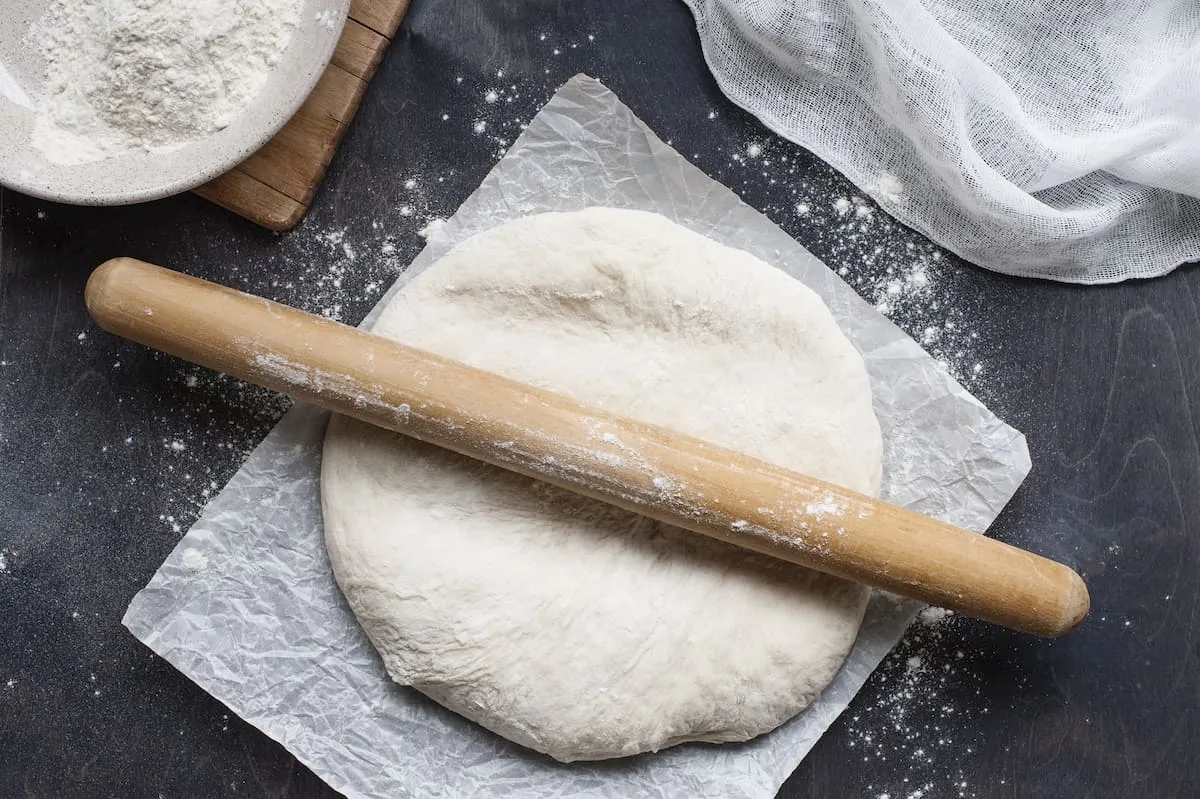 Receta casera de masa de pizza similar a la de una tienda