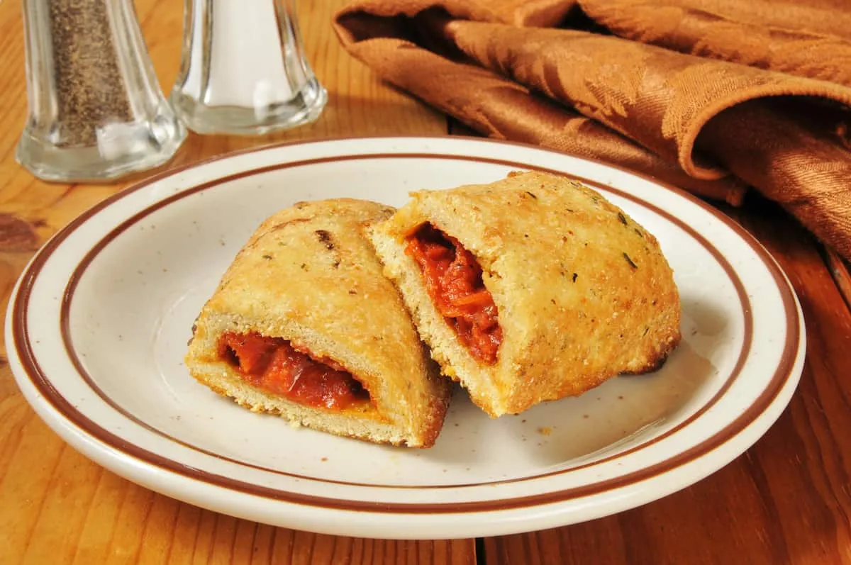 Comprar hot pockets caducados, riesgos de la comida caduca, seguridad alimentaria y consejos para identificar los productos vencidos en supermercados y tiendas.