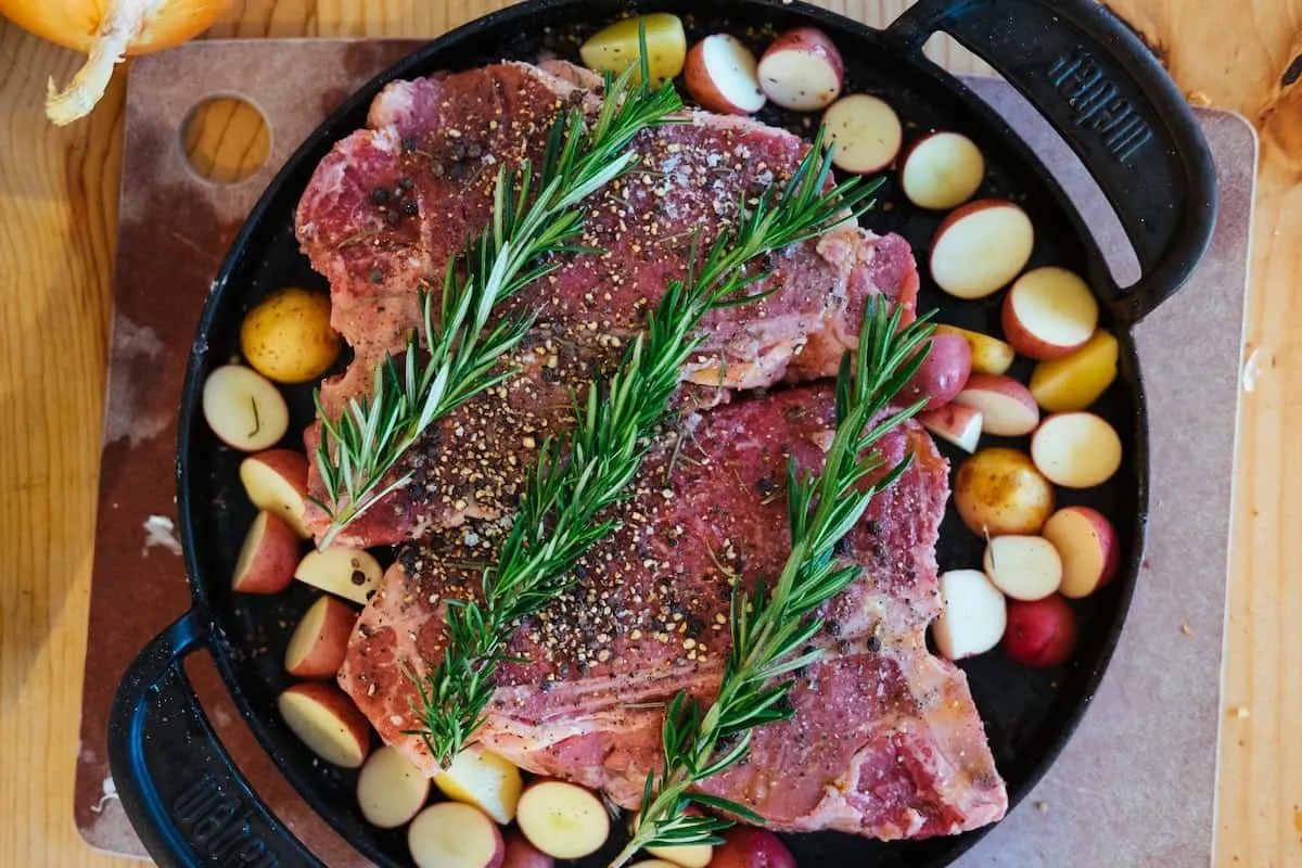 Comparativa entre brisket y corned beef, tipos de carne, recetas y diferencias en la cocina.