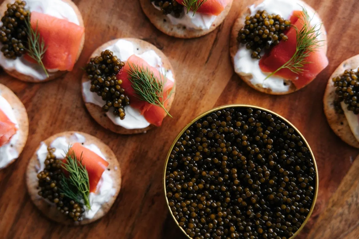 Recetas de galletas para acompañar caviar, mejores opciones para servir con este ingrediente delicado