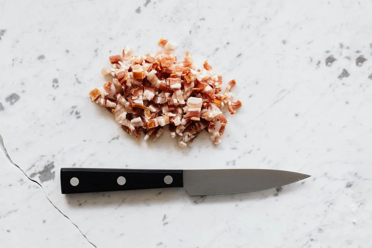 Comparativa entre recetas de cerdo salado y panceta, técnicas de preparación y diferencias en sabor y textura.