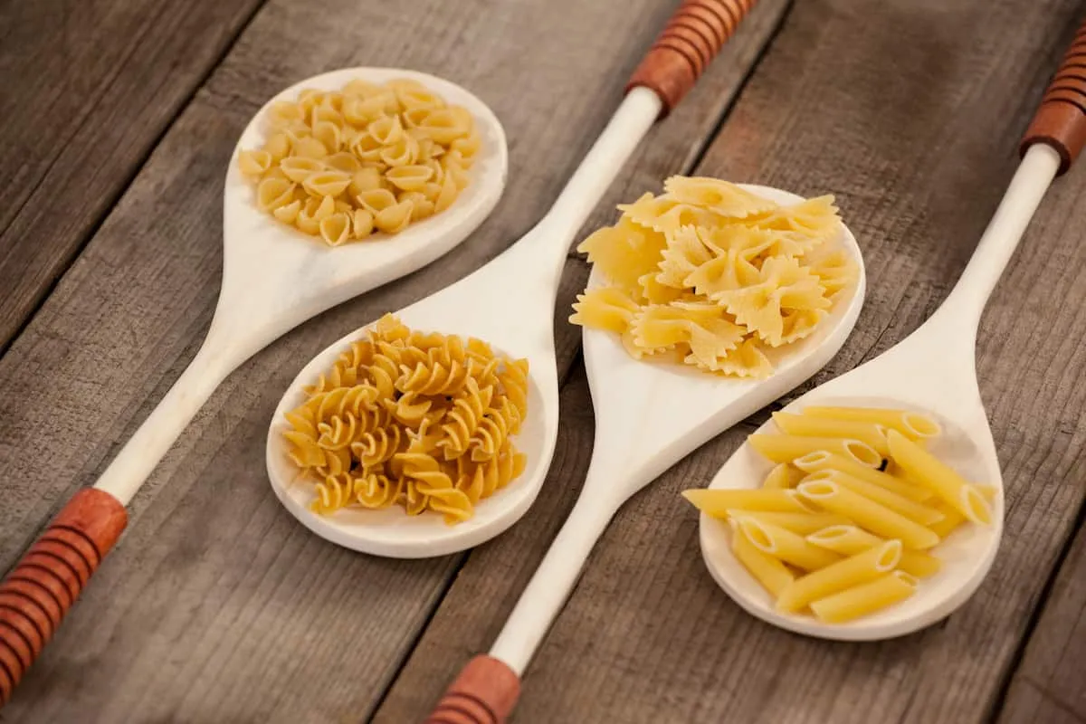 Receta de pasta dejada fuera toda la noche, consejos para cocinar y preparar un delicioso plato italiano con ingredientes frescos y sabor intenso.