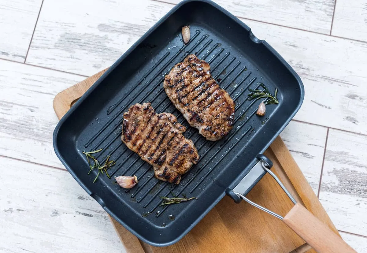 Comparativa entre planchas y sartenes para cocinar