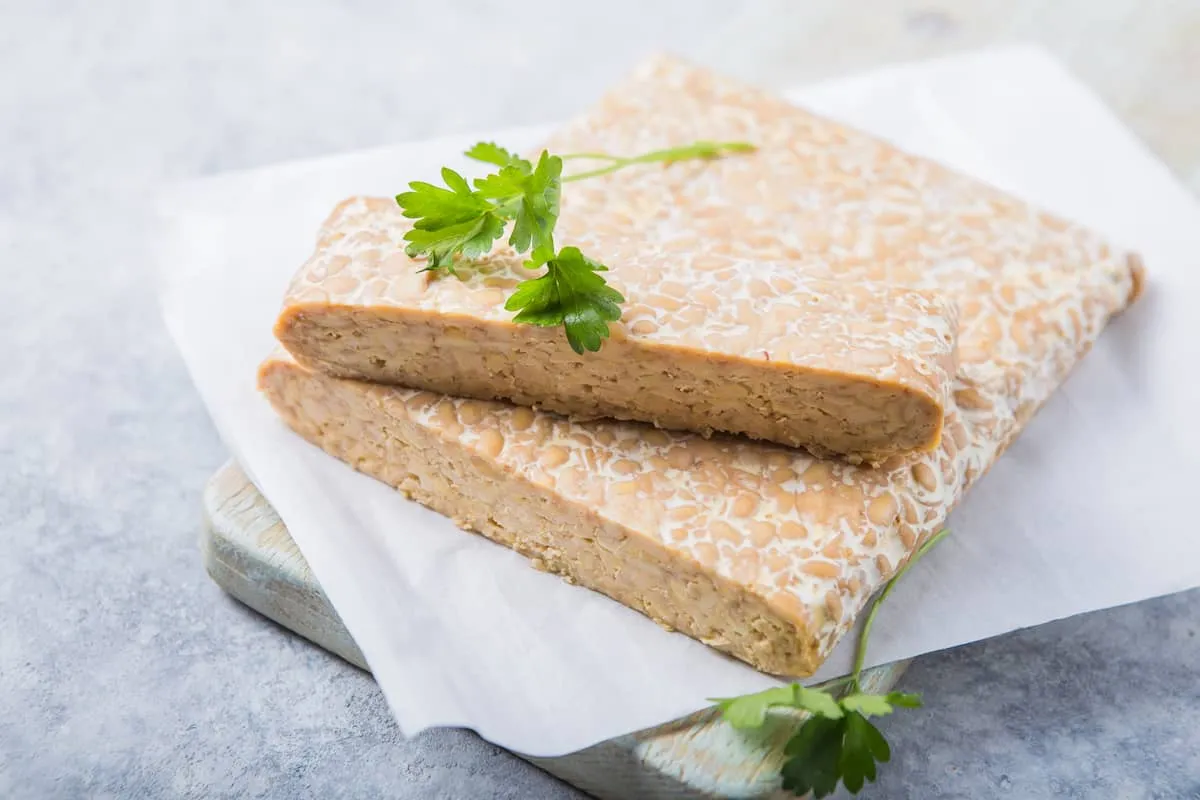 Recetas con tempeh crudo, beneficios de consumir tempeh sin cocinar, cómo preparar platos saludables con tempeh fresco, opciones vegetarianas y veganas con tempeh crudo, guía para cocineros que buscan innovar sus recetas con tempeh no cocido.