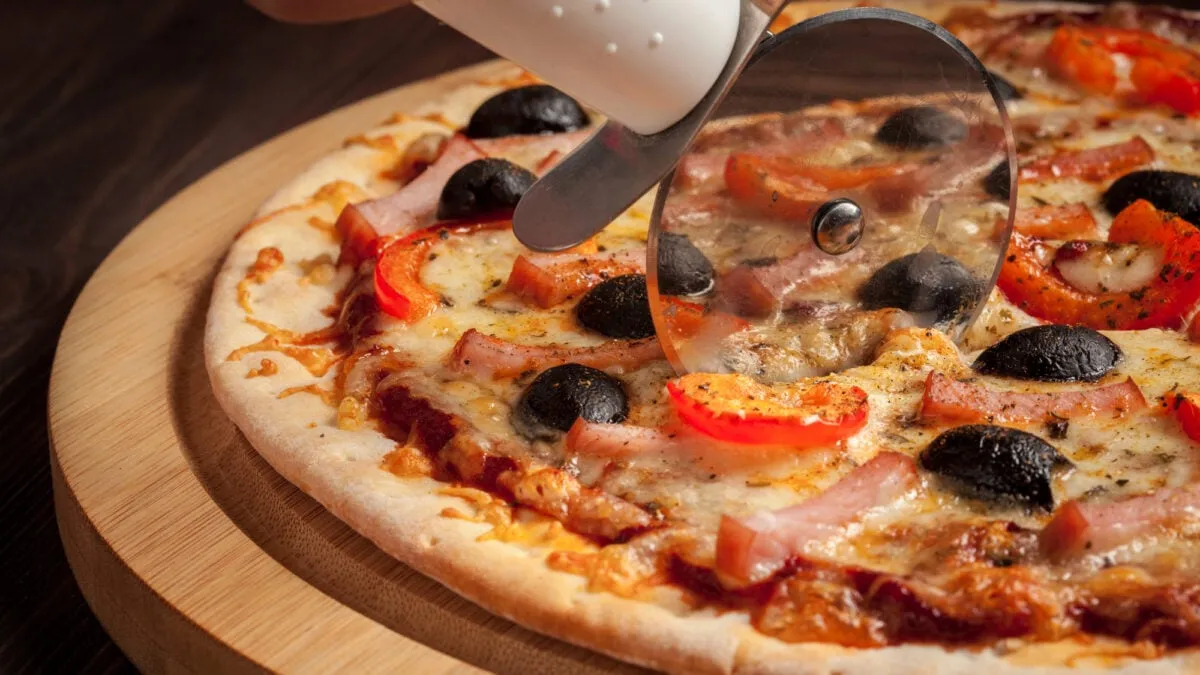 Cómo afilar un cortador de pizza para obtener corteas perfectas