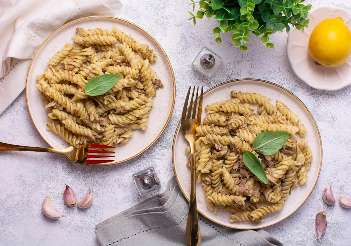 Recetas de pasta al pesto con atún, cómo hacer pasta al pesto con atún, receta de pasta al pesto con atún fresco, opciones de pasta al pesto con atún para cenas rápidas, ideas de pasta al pesto con atún para vegetarianos y no vegetarianos