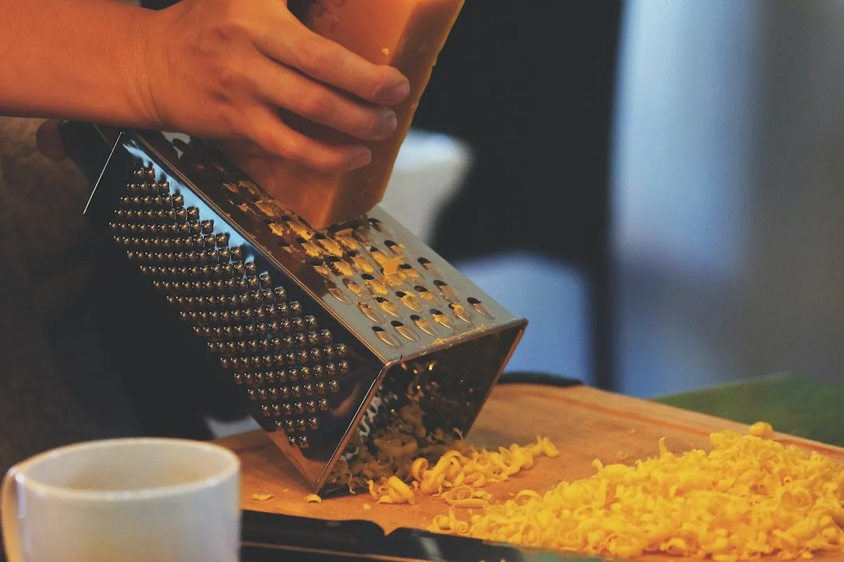 Consejos sobre el queso rallado, efectos negativos del consumo excesivo de queso rallado en la salud, alternativas al queso rallado para cocinar y recetas que no incluyen queso rallado.