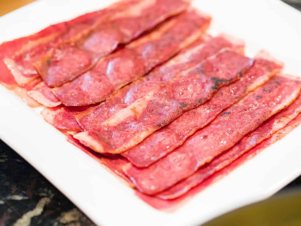 Cómo cocinar tocino de pavo en el microondas