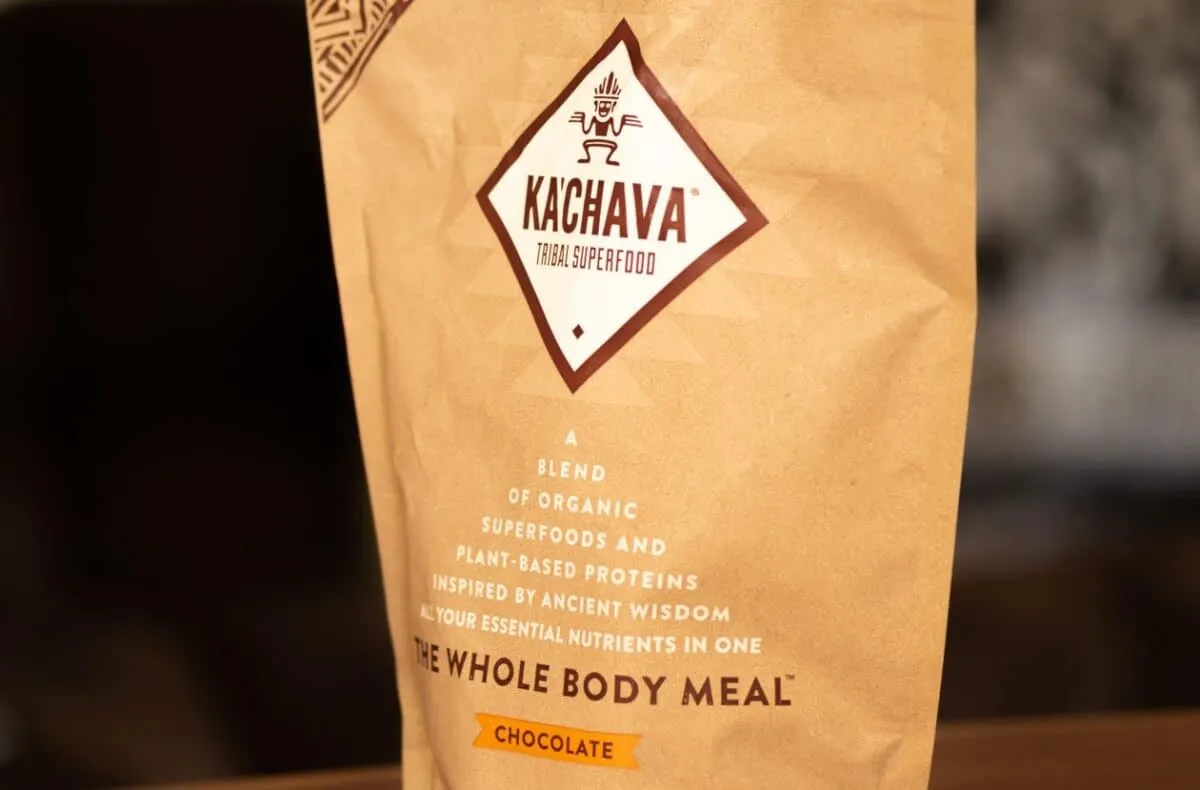 Comparativa de suplementos de pérdida de peso Kachava vs Huel para mujeres que buscan reducir el tamaño de sus cinturas y mejorar su salud en general.