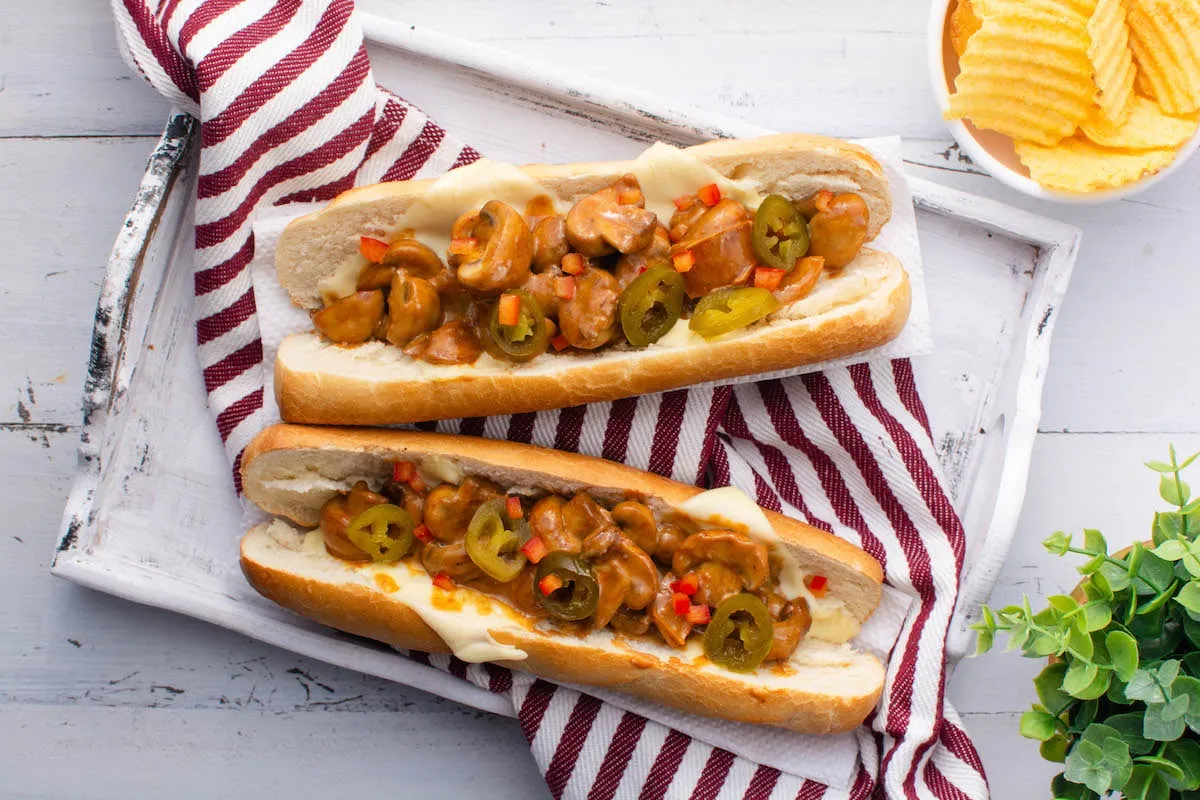 Receta vegana de Philly Cheesesteak, sandwich de queso de tofu y verduras en salsa de soja
